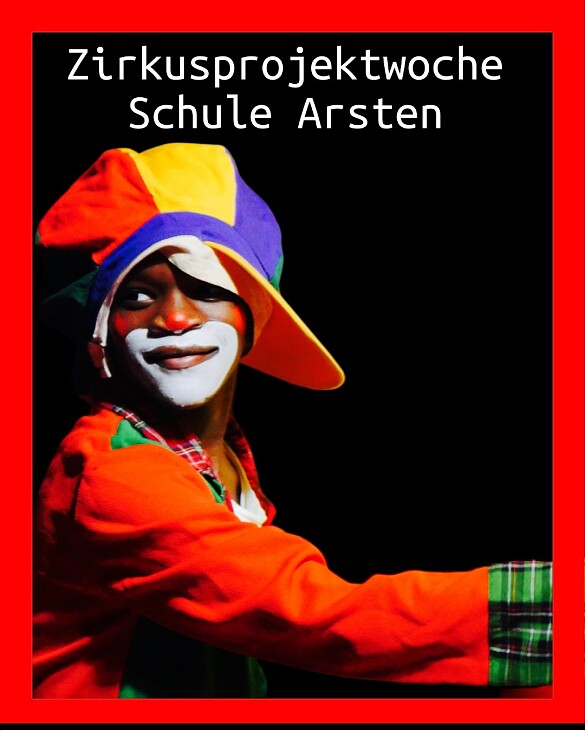 Auf diesem Zirkusplakat ist eine als Clown verkleidete Schülerin zu sehen. Ein wunderschönes ganz buntes Foto.