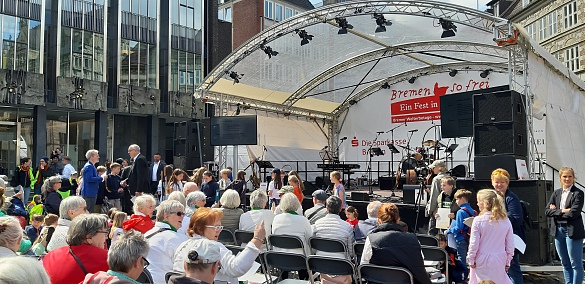 Kinder der Schule Arsten sind auf dem Bremer Marktplatz. Zu sehen ist auch der Bürgermeister, der das Bremer Liederfest besucht.
