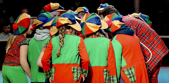 Eine Gruppe von Clowns stecken die Köpfe zusammen. Was sie wohl wieder aushecken?