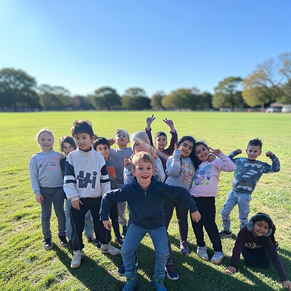 Ein Klassenfoto der Klasse 1c mit vielen jubelnden Kindern