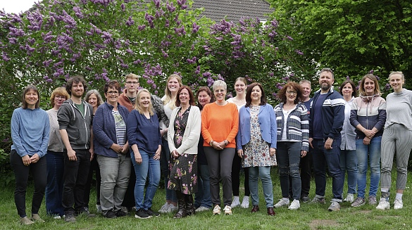 Das Team der Schule Arsten stellt sich 2023 mit 19 Mitarbeitenden in einem Gruppenfoto vor. Zu sehen sind Lehrerinnen, Lehrer, pädagogische Mitarbeiterinnen, die Sekretärin, die Schulsozialarbeiterin und ein Bundesfreiwilligendienstler, 