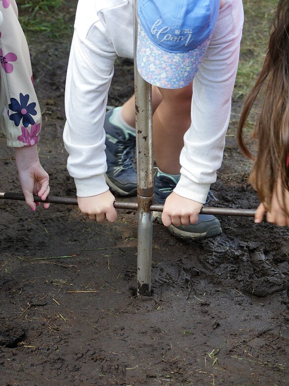 Kinder bei der Bodenprobe im Goldenstedter Moor.