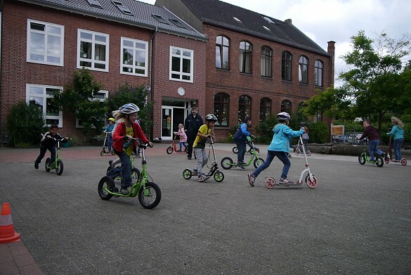 Übungen zum Rollerführerschein auf dem Schulhof
