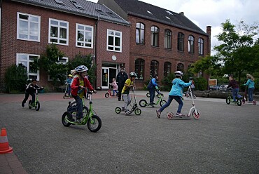 Übungen zum Rollerführerschein auf dem Schulhof