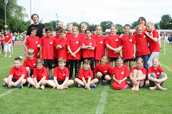 Kinder nach dem Staffellauf während des Sportfests