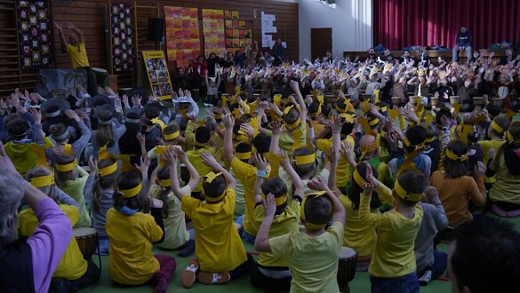 Kinder mit den Trommeln während der Projektwoche