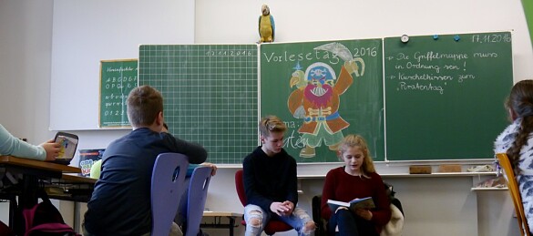 ehemalige Schüler lesen Grundschülern Geschichten vor