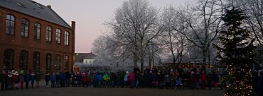Kinder singen um den Tannenbaum