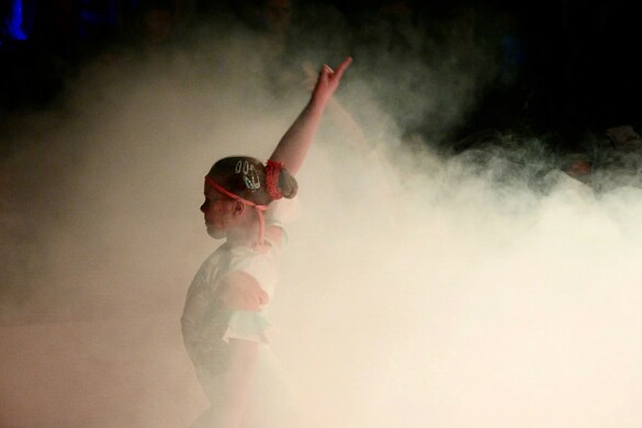 ein Mädchen während einer Zirkusprojektwoche im Zirkuszelt