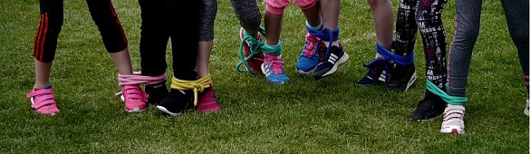 Kinder haben ihre Beine zusammengebunden